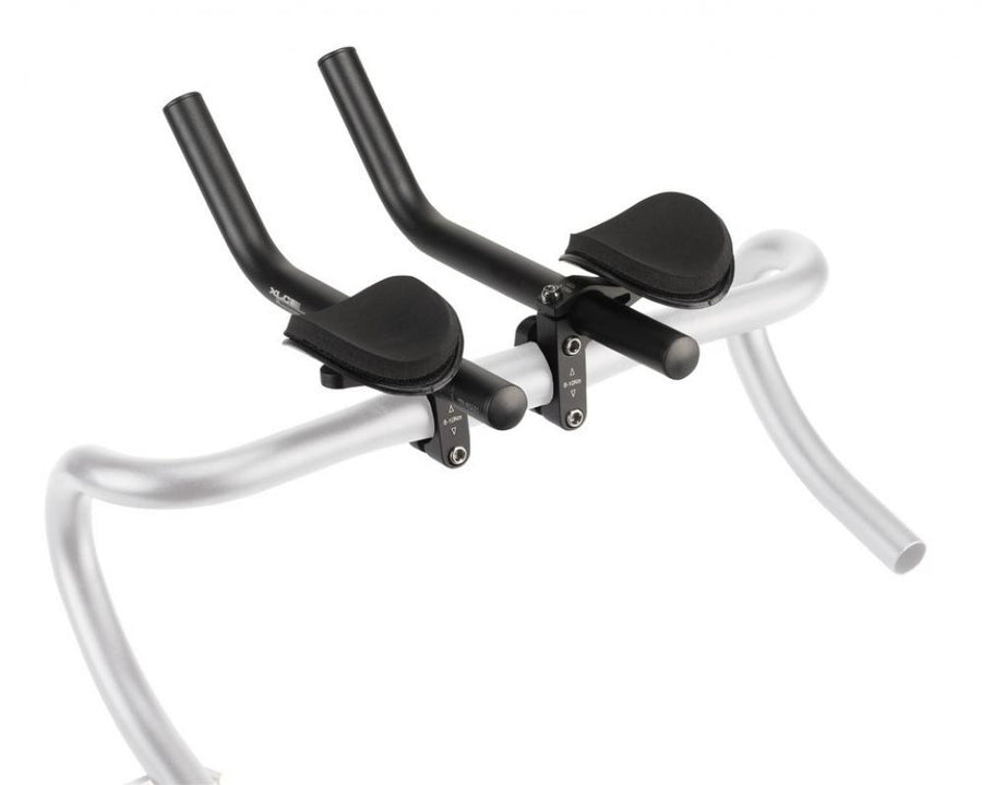 Schwarze XLC Tri-Bar Aufsätze HB-T05 auf silbernem Fahrradlenker. Ideal für Triathlon und Zeitfahren.