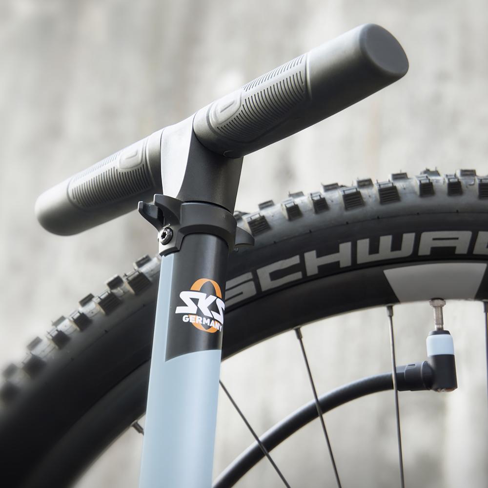 SKS Air-X-Plorer 10.0 Editions-Standpumpe mit Clik Valve & Manometer, 476 cm³ Hub, bis 10 bar, Soft-Touch-Griff, Made in Germany