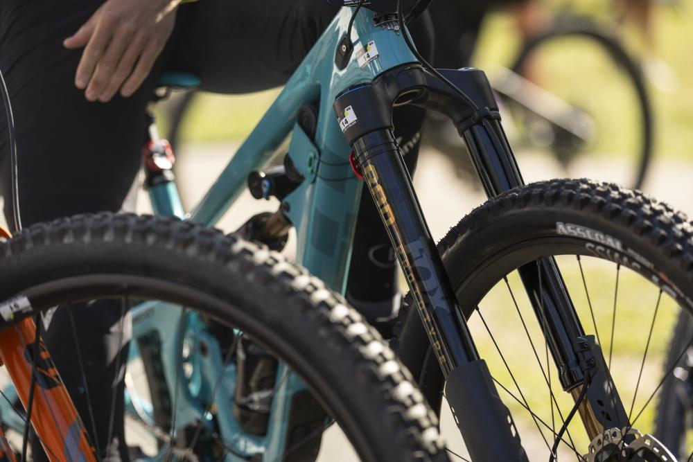 Schwarze FOX INV Podium Factory Federgabel am teal Enduro-Mountainbike mit 29 Zoll Reifen.