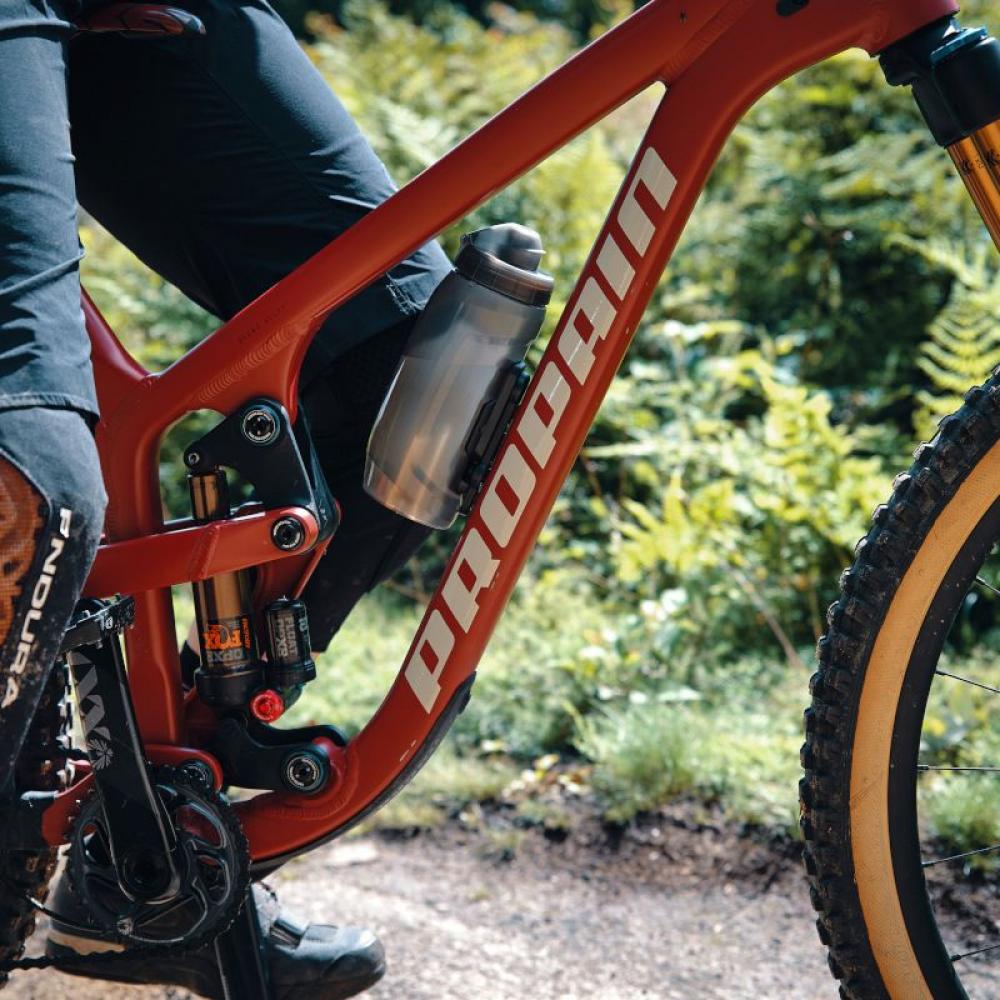 Fidlock TWIST Bottle 590ml an rotem Propain Mountainbike, magnetisch befestigt, ideal für enge Rahmen.