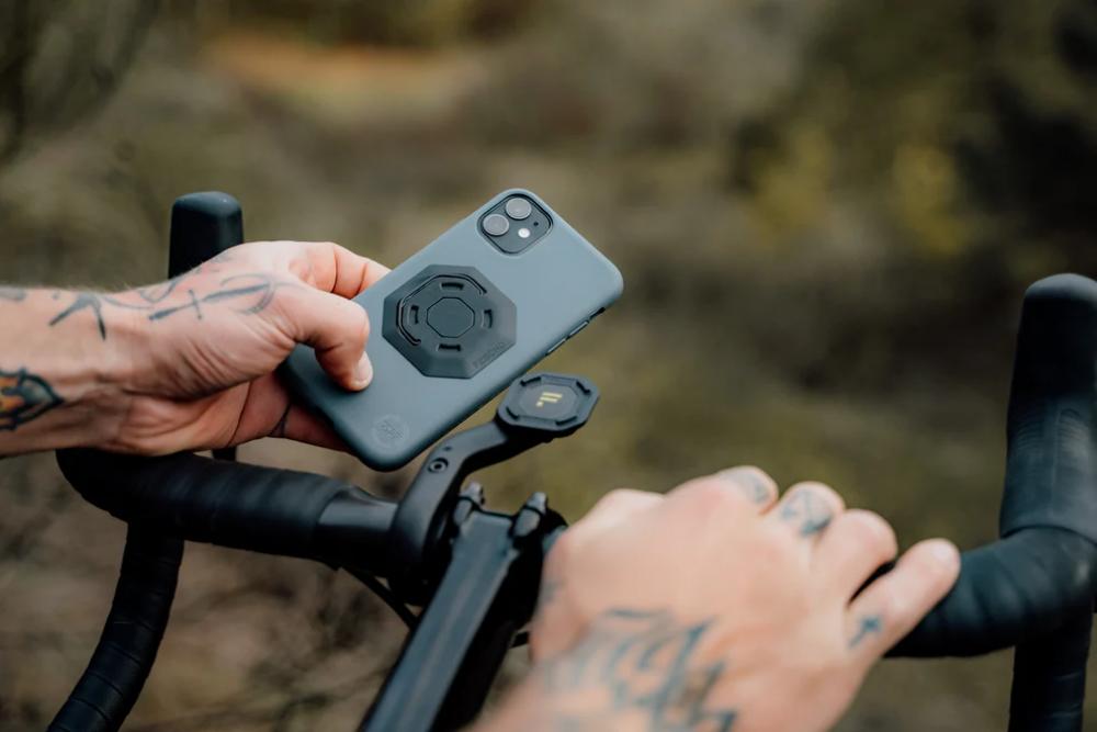 FESCHD Smartphonehalter Bike Bundle schwarz: Handy mit Adapterplatte wird an Fahrradhalterung befestigt.