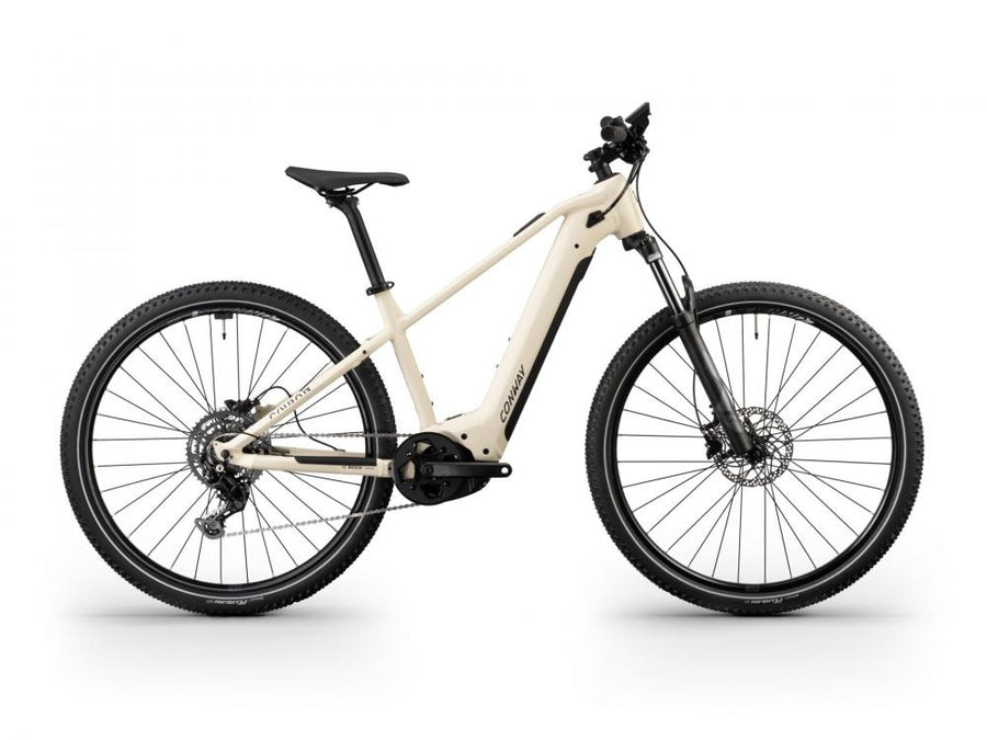 CONWAY Elektro-MTB Hardtail "Cairon S 1.0" (#1), Diamant, 29", ivory matt / black matt, 9-Gang SHIMANO "Cues", 45 cm / MnnDas Elektro-MTB Hardtail besteht aus einem Aluminiumrahmen. Die Federgabel bietet einen Gabelfederweg von 120 mm. Der Antrieb erfolgt