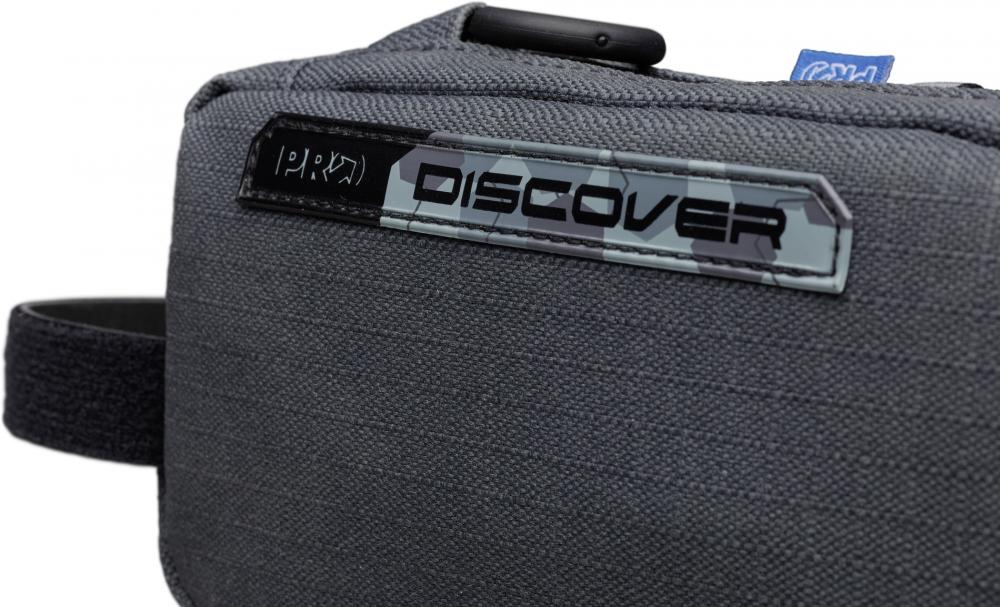 PRO Discover Oberrohrtasche 0,75l, wasserdichte Bikepacking-Tasche in Grau, mit Discover-Logo und Klettverschluss.