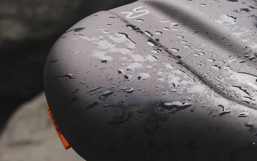 Grauer Selle Royal Explora Fahrradsattel Unisex mit Wassertropfen, wasserdicht für 90° Relaxed Fahrposition.