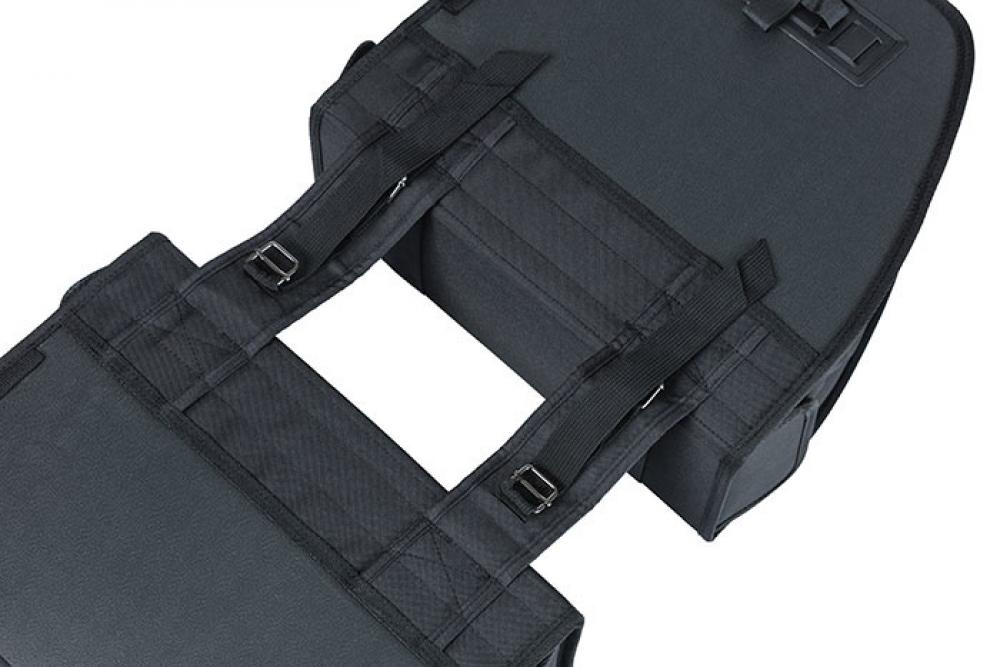 Basil Doppeltasche Tour schwarz 28l, Detail der Befestigungsriemen für den Fahrrad-Gepäckträger.