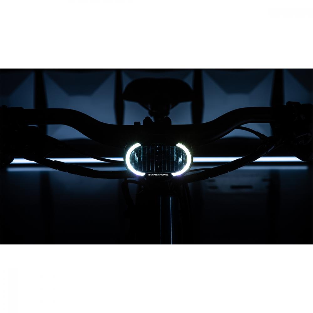 Leuchtender Supernova M99 Pro 2 E-Bike Scheinwerfer mit extrem hellem Fernlicht am Lenker.