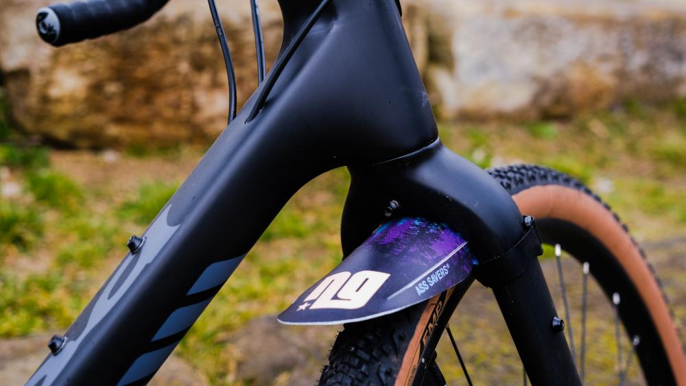Ass Savers Mudder Mini MFM-1-BLK Spritzschutz VR, leicht (21 g), für Gravel/Cyclocross, Reifen 32-55 mm, einfache Montage, Farbe: sand-blau-lila.