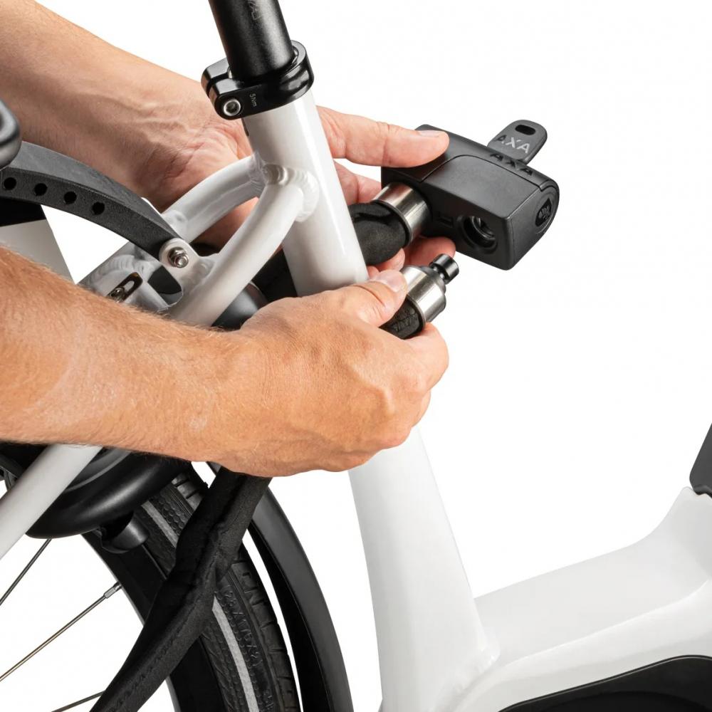 AXA Faltschloss Foldable 8 am weißen Fahrrad montiert. Robustes Fahrradschloss mit hoher Sicherheit.
