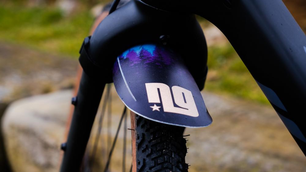 Ass Savers Mudder Mini MFM-1-BLK Spritzschutz VR, leicht (21 g), für Gravel/Cyclocross, Reifen 32-55 mm, einfache Montage, Farbe: sand-blau-lila.