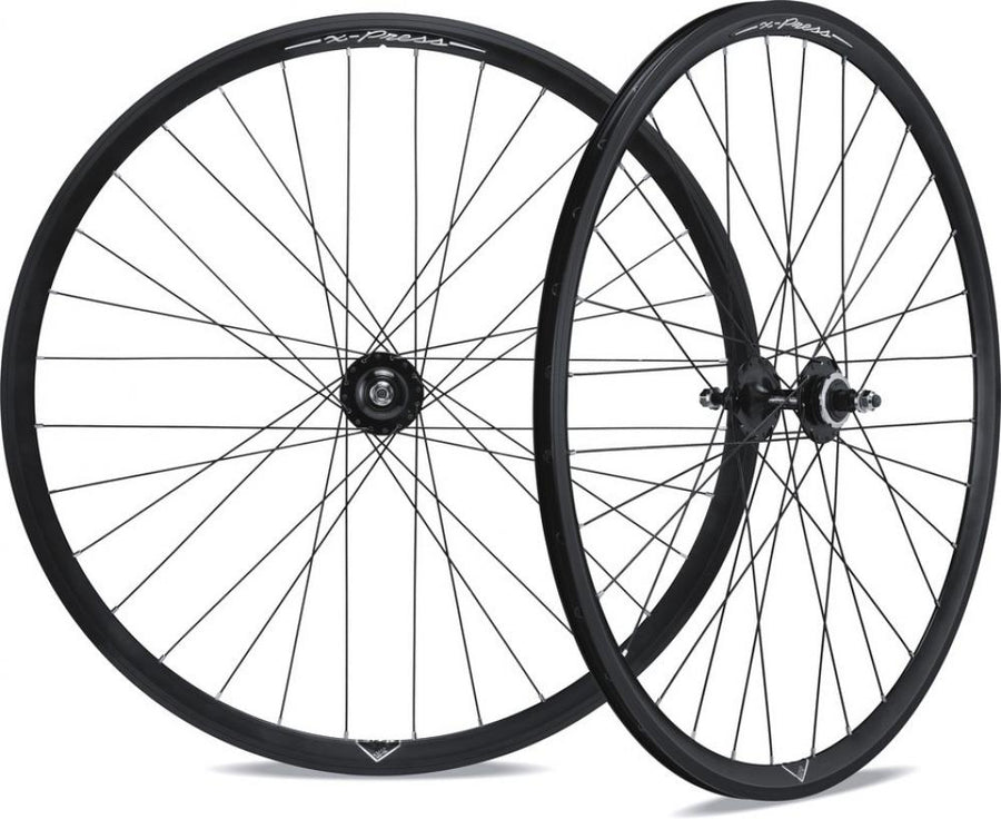 Miche X-Press Singlespeed Laufradsatz 700C Clincher schwarz, zwei Fahrradlaufräder auf weißem Hintergrund.