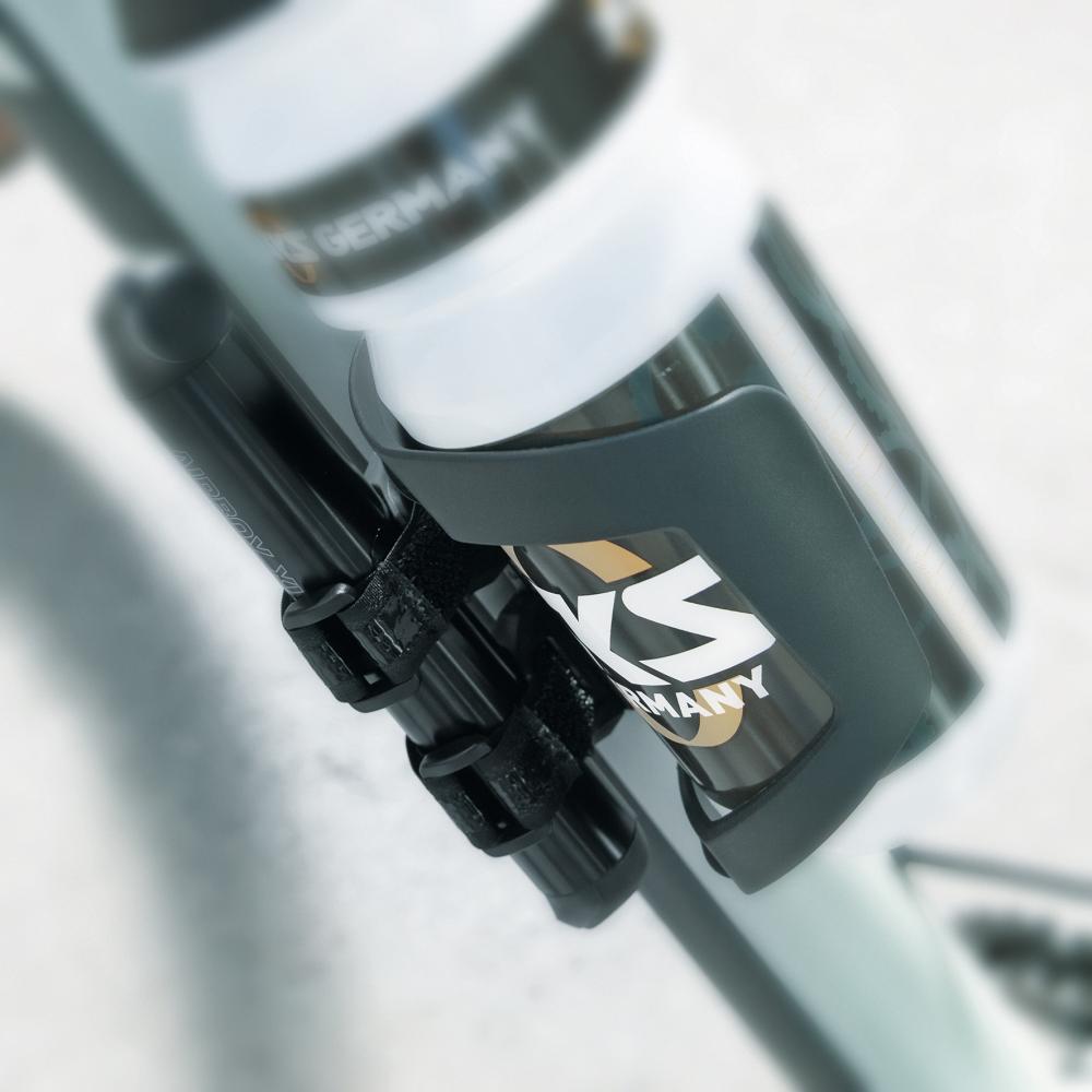 SKS VELODETECT+ AirTag-Halterung für unauffällige und spritzwassergeschützte Montage am Fahrradrahmen, inklusive Sicherheitsschrauben und Adapter für Zubehörbefestigung
