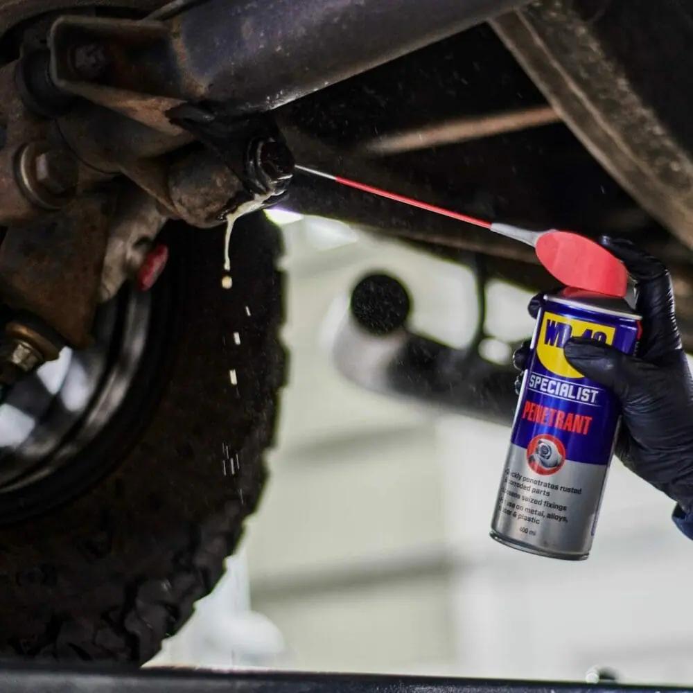 WD-40 Rostlöser 400 ml Spraydose wird auf eine verrostete Schraube gesprüht, um Rost effektiv zu lösen.