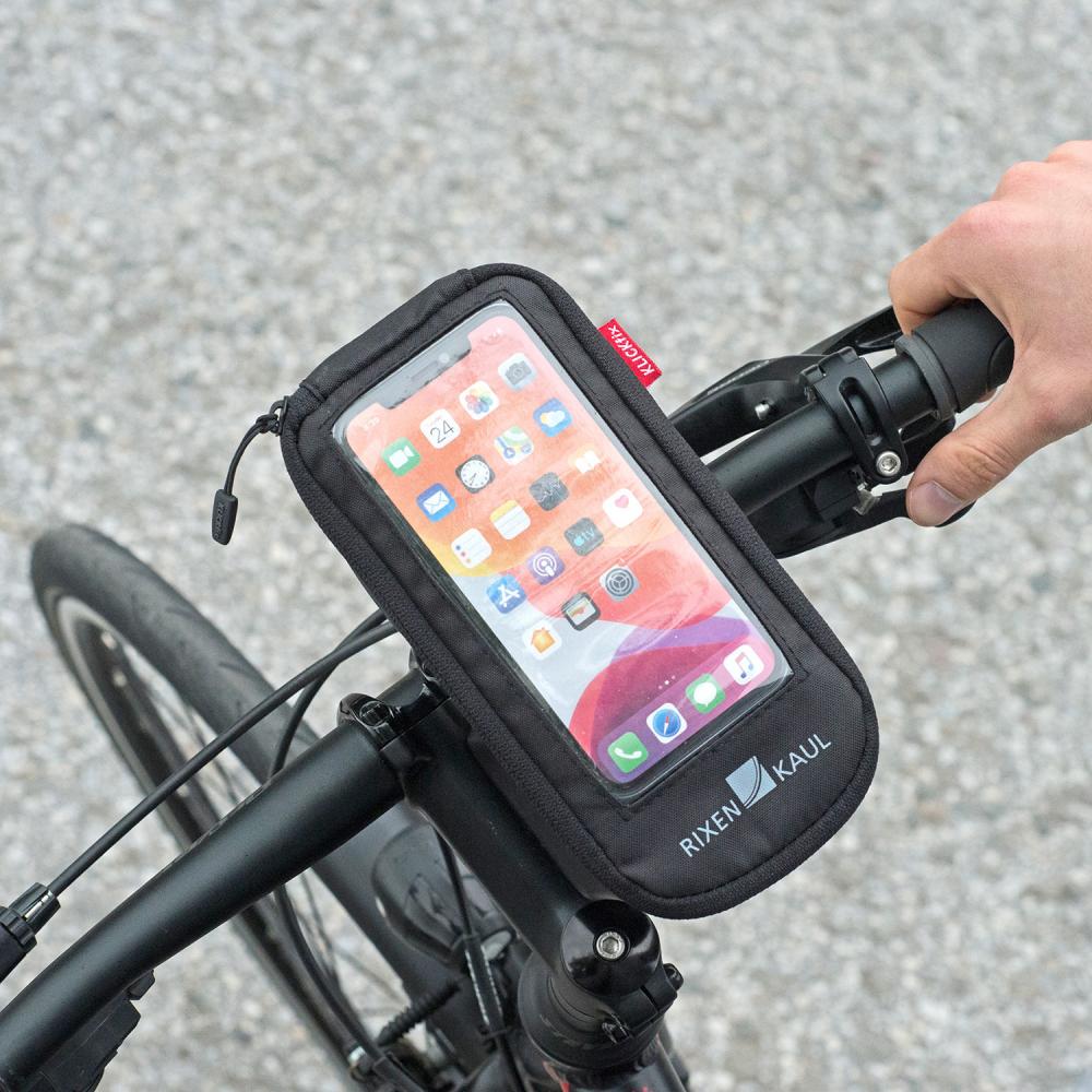 KLICKfix Phone Bag Comfort S Smartphonetasche transparent schwarz am Fahrradlenker mit Smartphone.