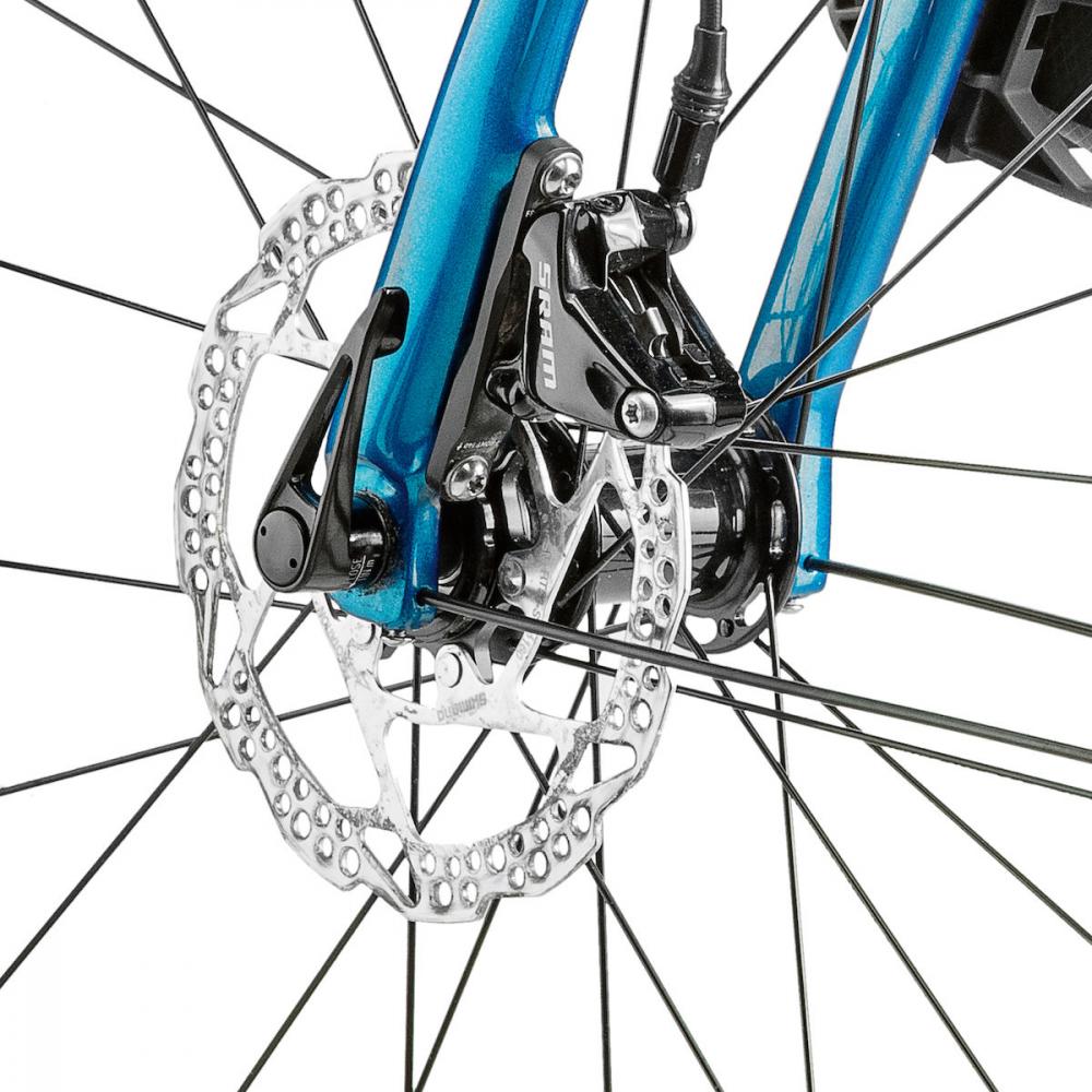 Nahaufnahme der Schutzblechmontage des Merida EQ-Sets an der Gabel eines blauen Merida SILEX Gravelbikes.