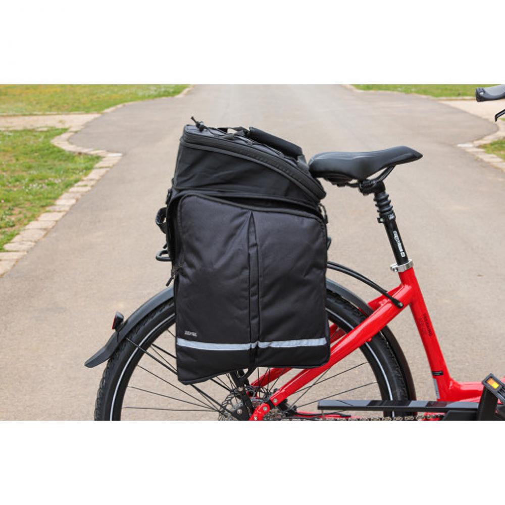 Zefal Z Traveler 80 Gepäckträgertasche schwarz am roten Fahrrad, erweiterbar, mit Seitentaschen.