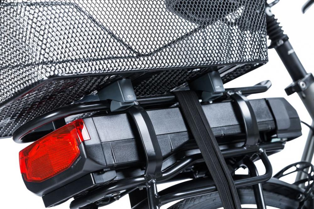 Basil Cento schwarzer Stahl-Gepäckträgerkorb mit WSL Befestigung am Fahrrad, E-Bike Akku und Rücklicht sichtbar.