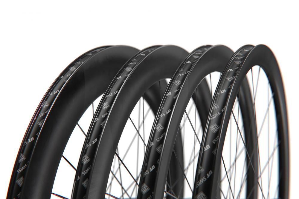 Schwarze DT Swiss ARC 1400 Dicut Disc Aero-Carbonlaufräder, leicht, ideal für Berge.