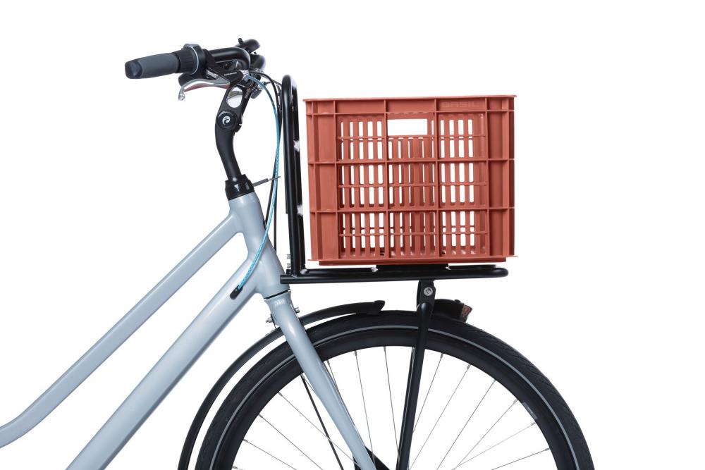 Basil Fahrradkiste Crate L terra red auf grauem Fahrrad-Frontgepäckträger montiert, stabile 40 Liter Kunststoffbox.