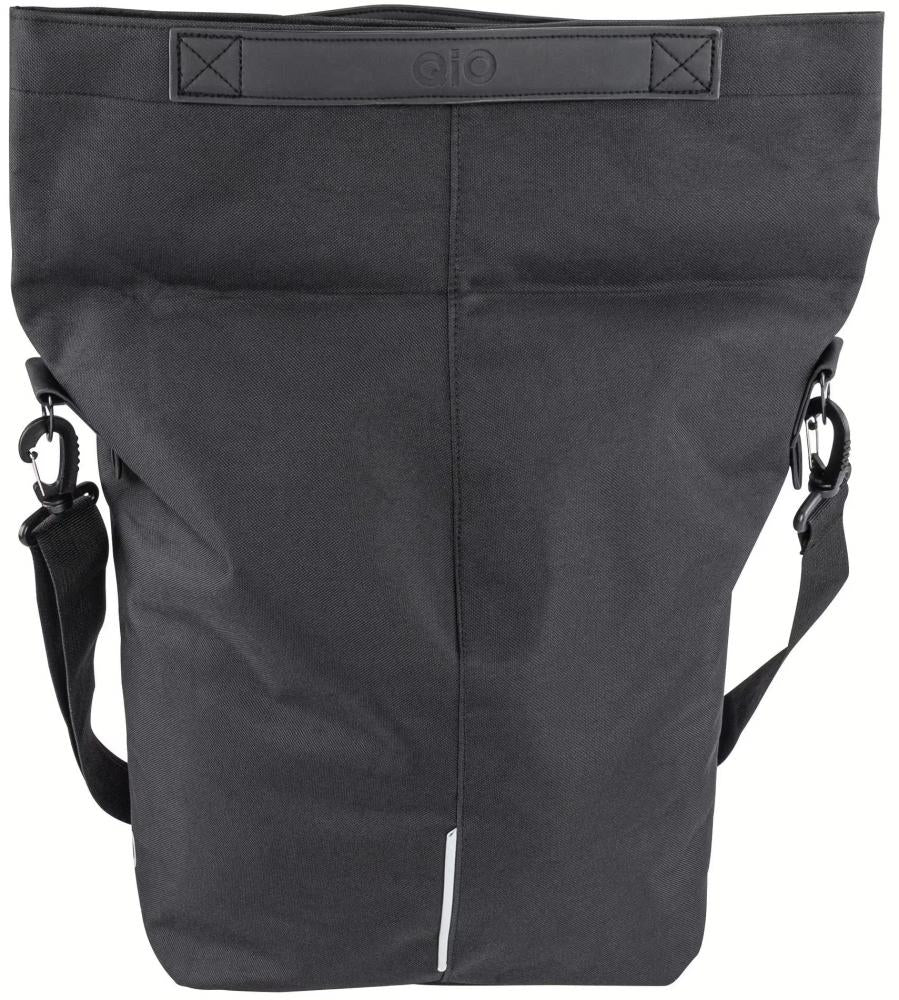 Schwarze QIO Gabriel Fahrradtasche mit Rollverschluss, Schultergurt, Hook-On Haken, Reflexstreifen, wasserabweisend, 14-16L.