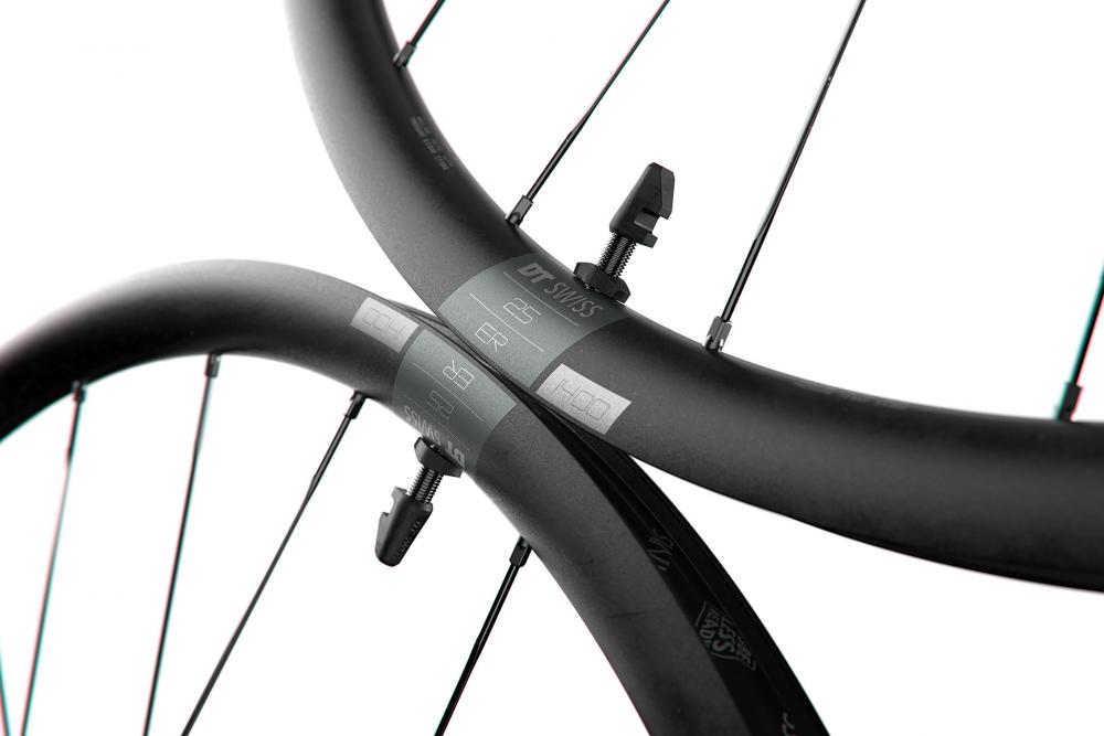 Zwei schwarze, leichte DT Swiss ER 1400 DICUT 29 Zoll Laufräder für Disc-Performance.
