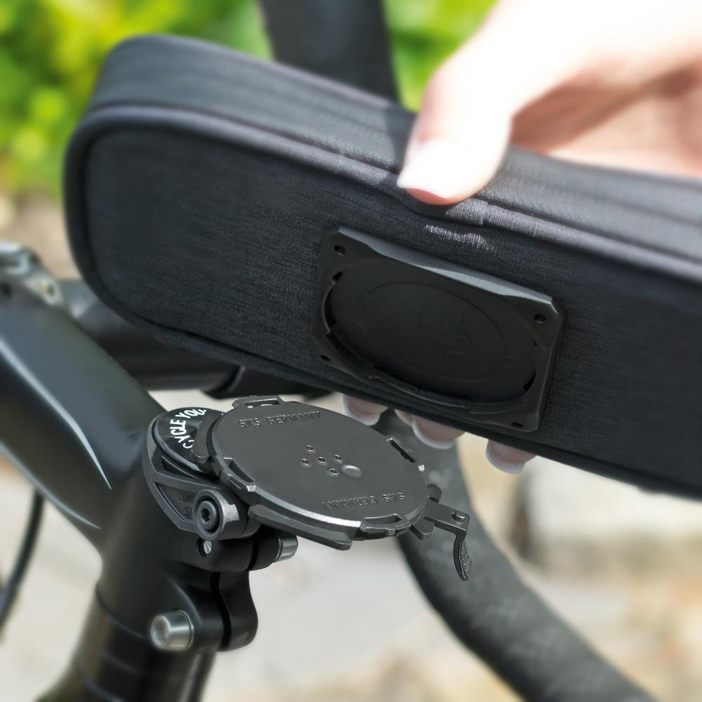 Hand befestigt SKS COM/SMARTBAG wasserdichte Smartphone-Tasche an COMPIT Fahrradhalterung am Lenker.