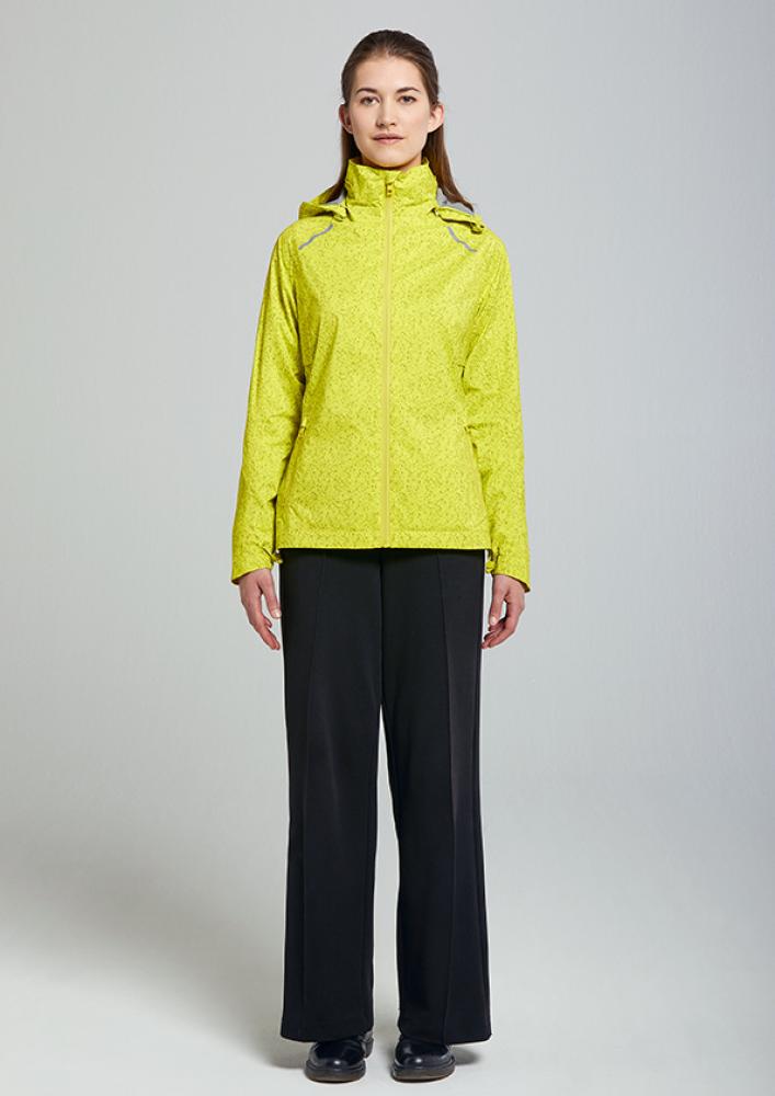 Model in Basil Skane HiVis Damen Regenjacke neongelb XS, reflektierend, wasserdicht, atmungsaktiv, tailliert, Kapuze.