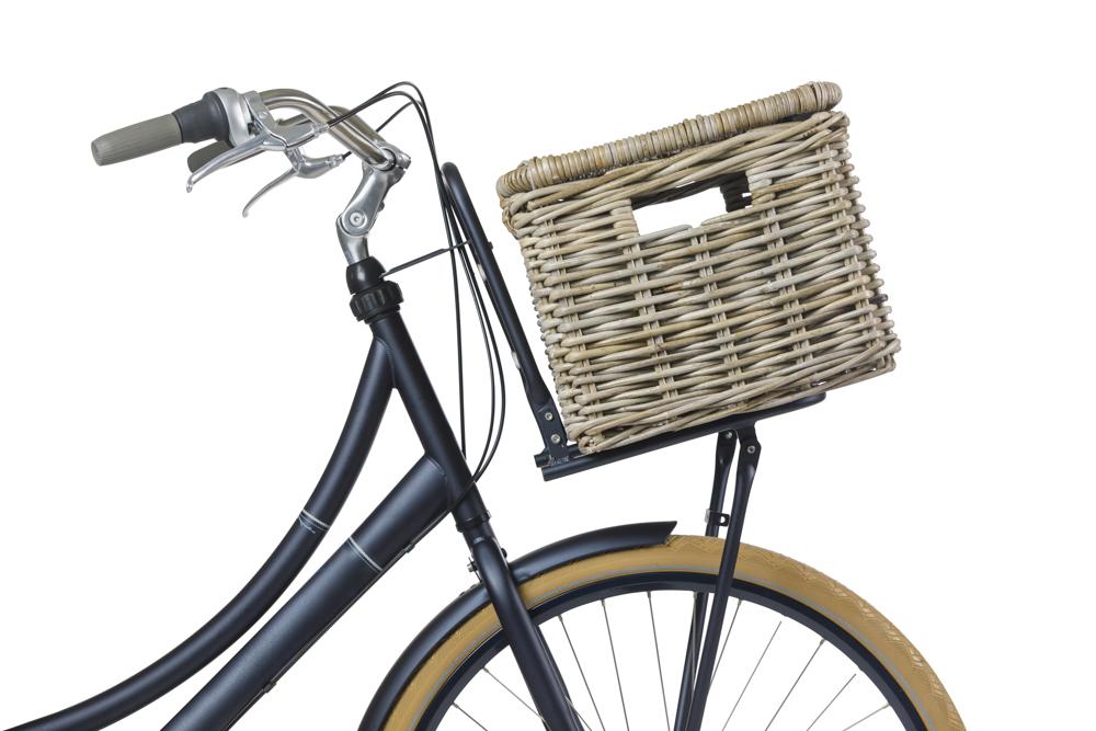 Basil Dax L Vorderradkorb aus grauem Rattan, grobmaschig, am schwarzen Fahrrad montiert.