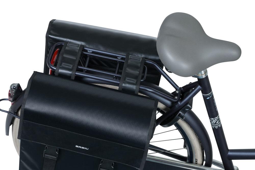 Fahrrad mit Basil Urban Load DB schwarzer, wasserdichter, reflektierender Doppeltasche (48-53L).