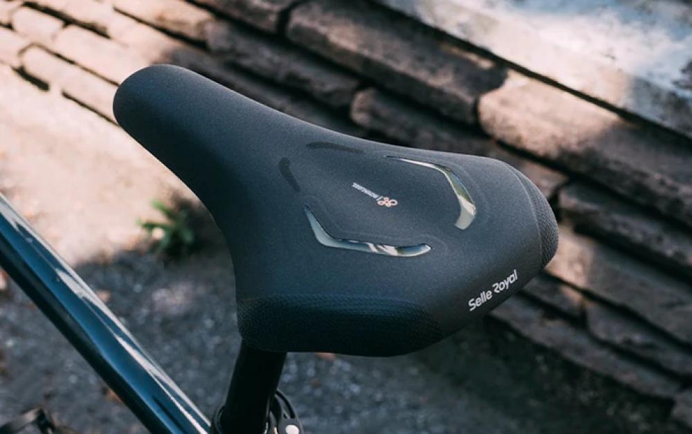 Schwarzer Selle Royal Lookin Evo Moderate Unisex Fahrradsattel, komfortabel und nachhaltig, auf einem Rad montiert.