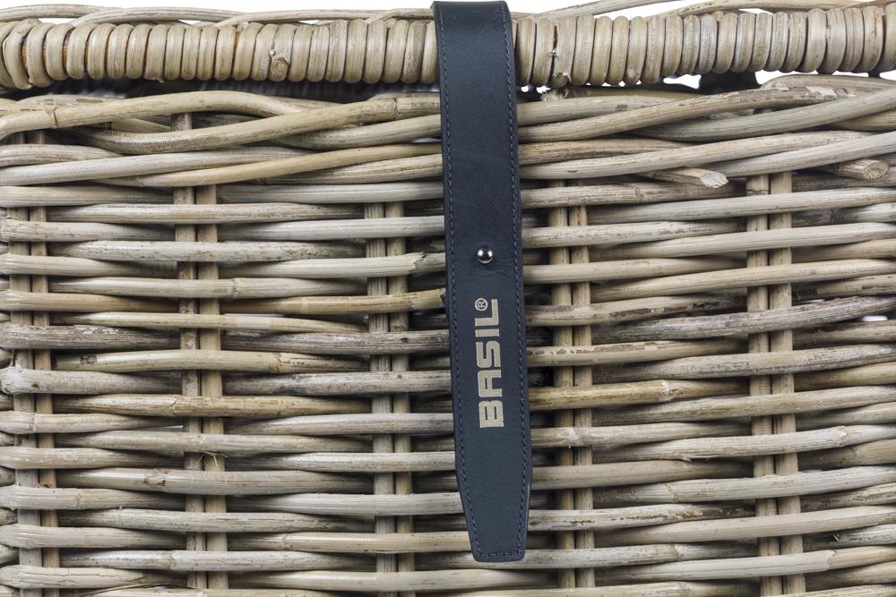 Basil Dax L Vorderradkorb aus grobmaschigem, grauem Rattan mit Basil Logo-Band.