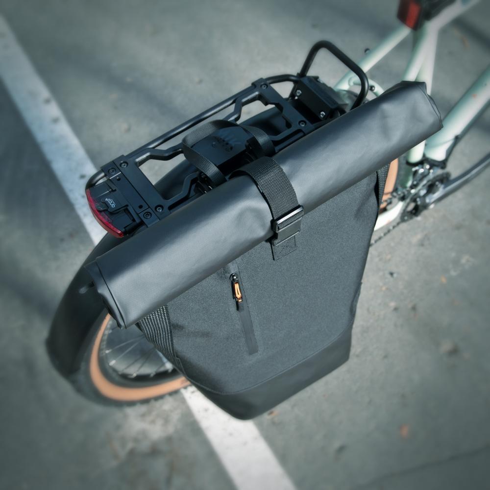SKS Gepäckträgertasche Germany Infinity Urban Sidebag: 20 Liter wasserdichte Fahrradtasche mit Rolltop - gepolstertem 15 Laptopfach Reflektorstreifen Schultergurt 620x430x170mm schwarz
