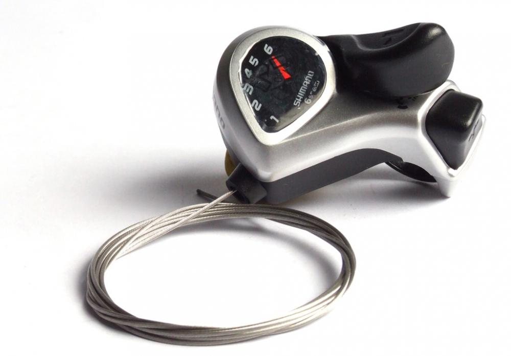 SHIMANO TOURNEY SL-TX50 6-fach Fahrrad Schalthebel auf weißem Hintergrund mit Kabel.