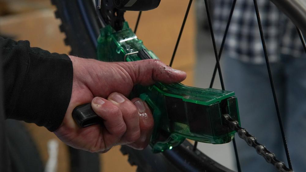 Finish Line Pro Chain Cleaner Kettenreinigungsgerät - 3-Bürsten Design, starkes Magnetfach & tropffreier 30° Ablauf