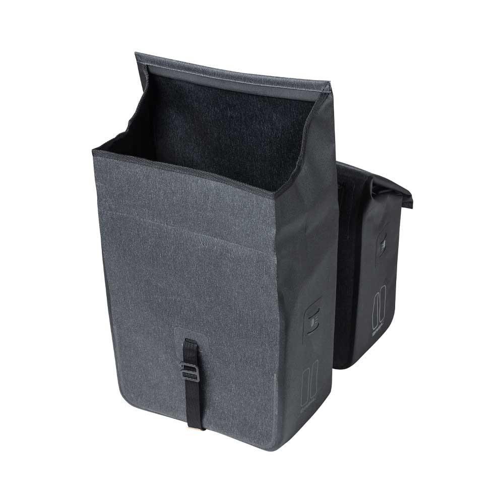 Basil Urban Dry Doppeltasche anthrazit 50l, zwei wasserdichte Fahrradtaschen für Gepäckträger, eine davon offen gezeigt.