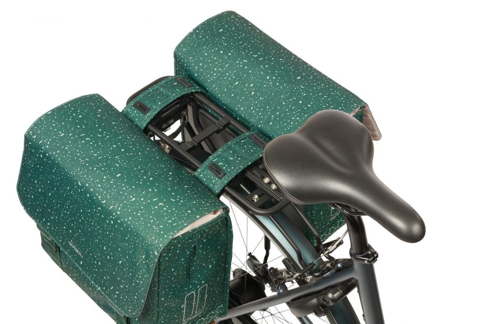 Basil Flair Doppelpacktasche grün 35L wasserabweisend mit Reflektoren & MIK-System am Fahrrad.