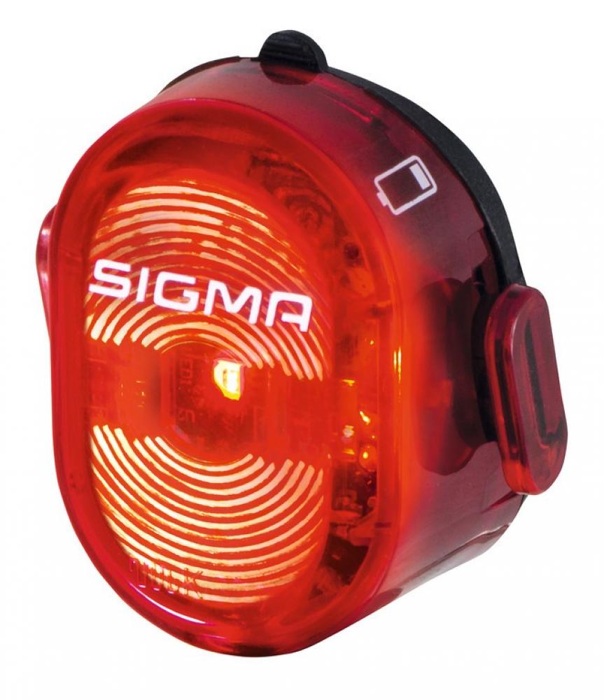Rotes Sigma Rücklicht Nugget II StVZO Fahrradlicht leuchtend mit Batteriestandsanzeige.