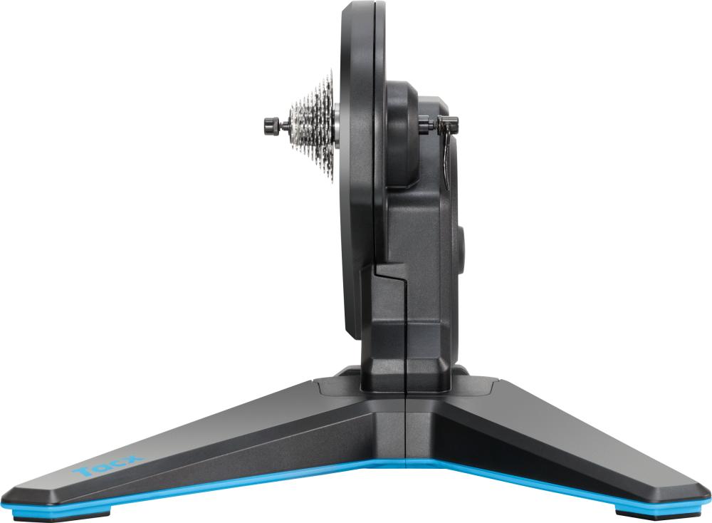 Seitenansicht des Garmin Tacx FLUX 2 Smart-Trainers in Schwarz-Blau mit montierter Fahrradkassette.