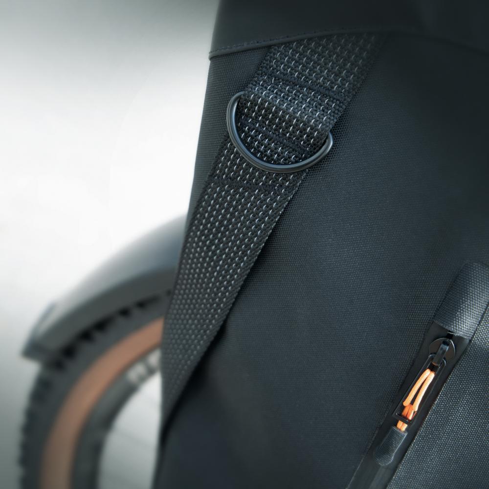 SKS Gepäckträgertasche Germany Infinity Urban Sidebag: 20 Liter wasserdichte Fahrradtasche mit Rolltop - gepolstertem 15 Laptopfach Reflektorstreifen Schultergurt 620x430x170mm schwarz