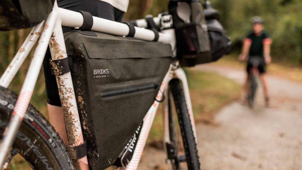 BROOKS Scape Full Frame Bag Mud Green - wasserdichte Rahmentasche 5,5 Liter aus 600D Polyester mit Hypalon-Details - 390 g leicht, 480x60x290 mm