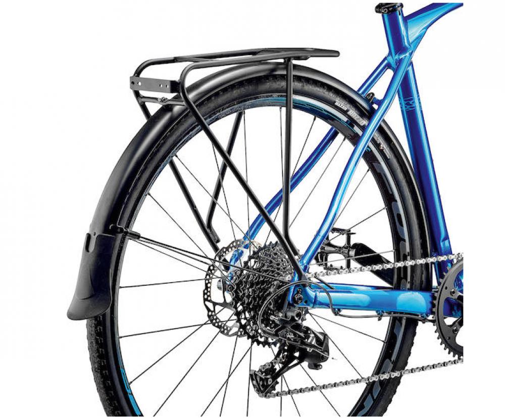 Merida EQ Set SILEX: Schwarze Schutzbleche und Gepäckträger mit 25 kg Traglast montiert an einem blauen Fahrrad.