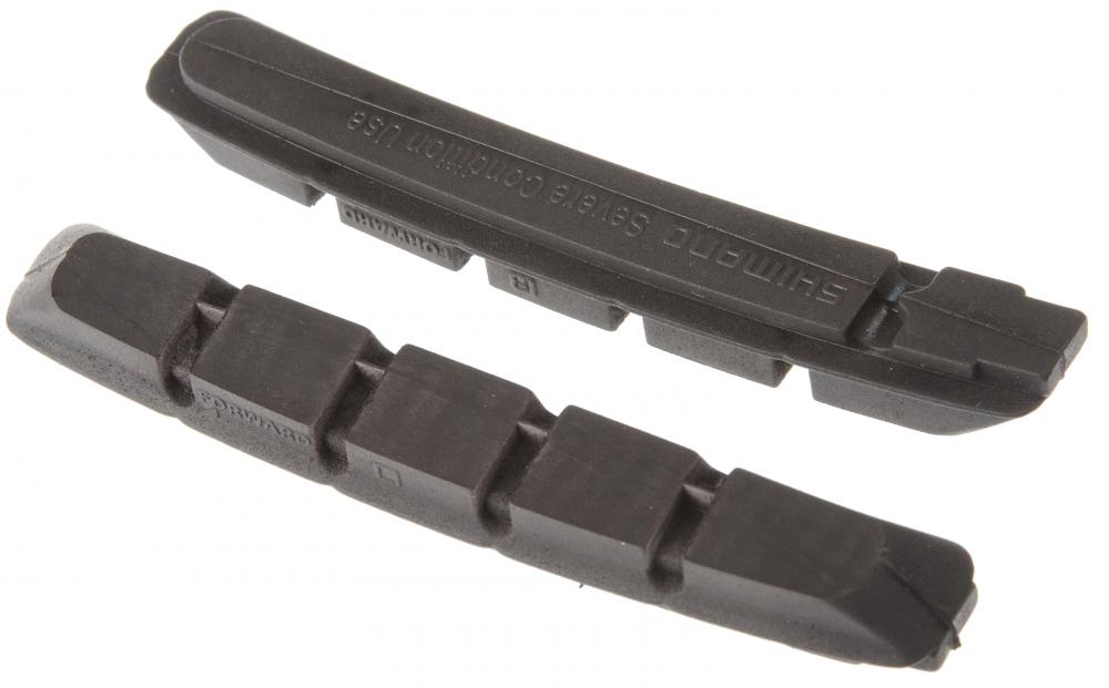Zwei schwarze Shimano M70R2 MTB Felgenbremsbeläge für V-Brake Cartridge Bremsschuhe in der Detailansicht.