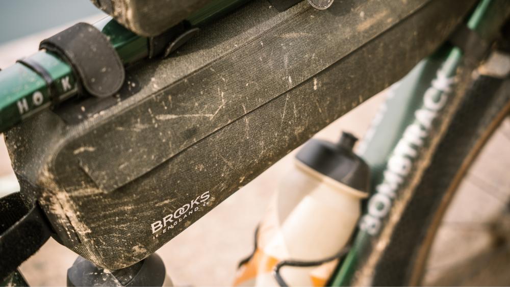 BROOKS Scape Frame Bag Mud Green - wasserdichte Rahmentasche 3 Liter mit Reißverschluss & Klettbefestigung - ideal für Gravel, Touring & Bikepacking