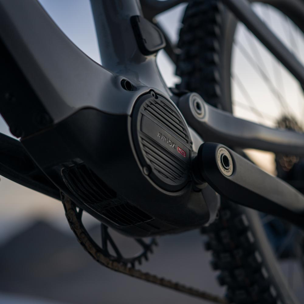 Amflow PX Carbon E-Mountainbike Fully mit Avinox M2S Motor und Carbonrahmen, schwarz.