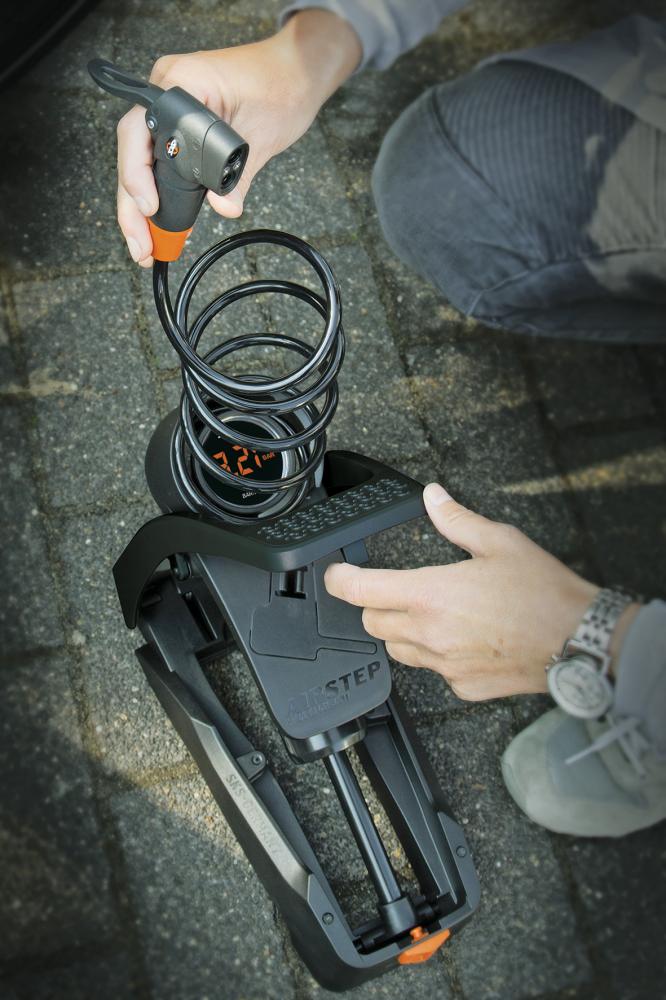SKS Airstep Digi Fußpumpe mit präzisem LED-Digitalmanometer, geeignet für AV/DV/SV Ventile, max. 7 bar, inkl. Wandhalterung, ideal für rückenschonendes Pumpen