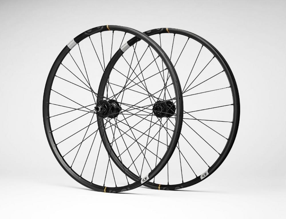 Zwei schwarze Crankbrothers Synthesis Carbon XCT11 29 Zoll Tubeless Ready Laufräder auf weißem Hintergrund.