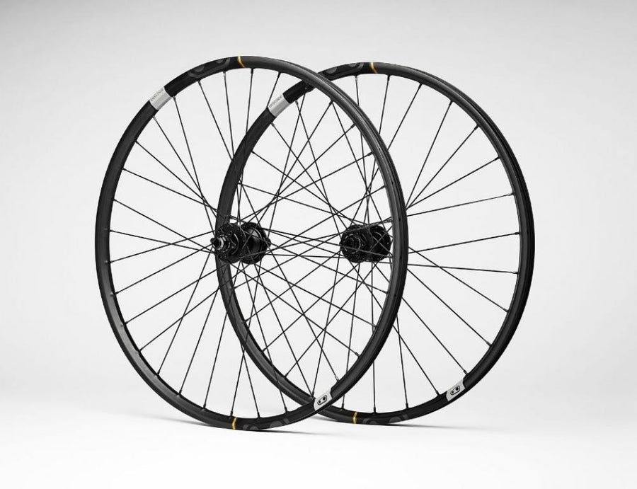 Zwei schwarze Crankbrothers Synthesis Carbon XCT11 29 Zoll Tubeless Ready Laufräder auf weißem Hintergrund.