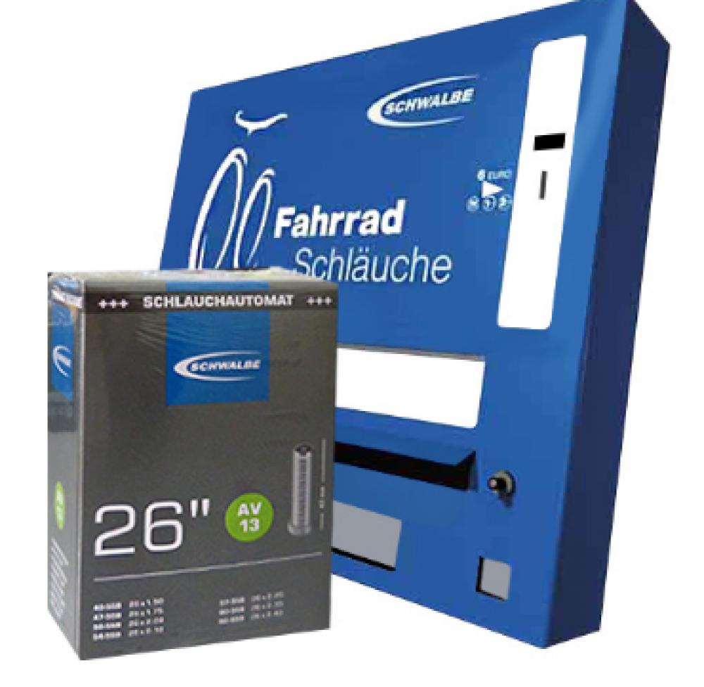 Schwalbe Schlauch AV13 26 Zoll Autoventil MTB Fahrradschlauch. Produktbox vor blauem Schlauchautomat.