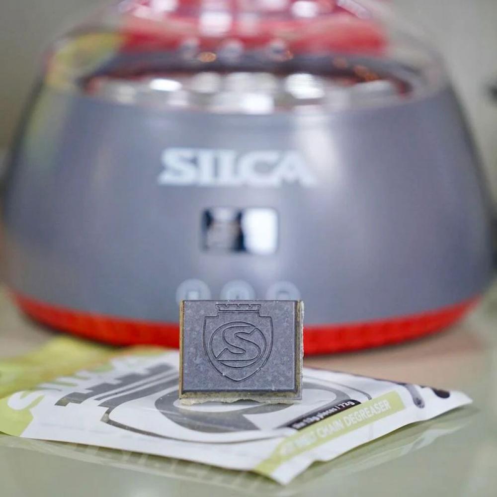 SILCA StripChip Kettenheißwachs: Oleogelations-Formel, ersetzt aggressive Entfetter, ein Chip pro Kette, wird beim Erhitzen wachsartig, einfache Anwendung, effiziente Reinigung, 6 Stück à 12 g.
