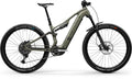Centurion Numinis R1000 EP1 vollgefedertes E-MTB in Moosgrün, Seitenansicht.