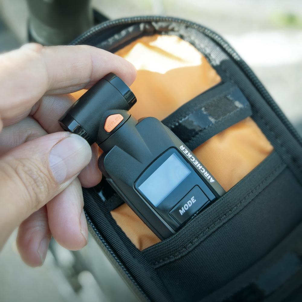 SKS Oberrohrtasche Traveller Smart schwarz - Wasserdichte Rahmentasche mit Touchscreen-kompatiblem Smartphone-Fach, 200x100x11mm, ideal für Trekking- und Rennräder